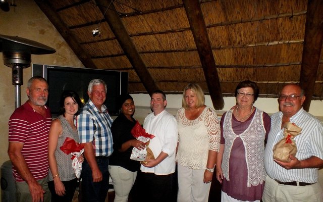  Vlnr is Johan van der Colf, Kristen Main, Almero Oosthuizen, Elizabeth Tobias, Chris Pead (sjef), Libbeth Genade, Tokkie Oosthuizen en Erhard Roothman (aanbieder)